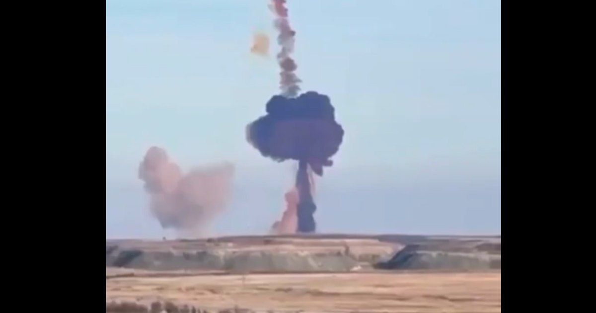 O rachetă balistică rusească a explodat la lansare, în regiunea Orenburg din Rusia. Un nor toxic violet s-a ridicat după impactul cu solul