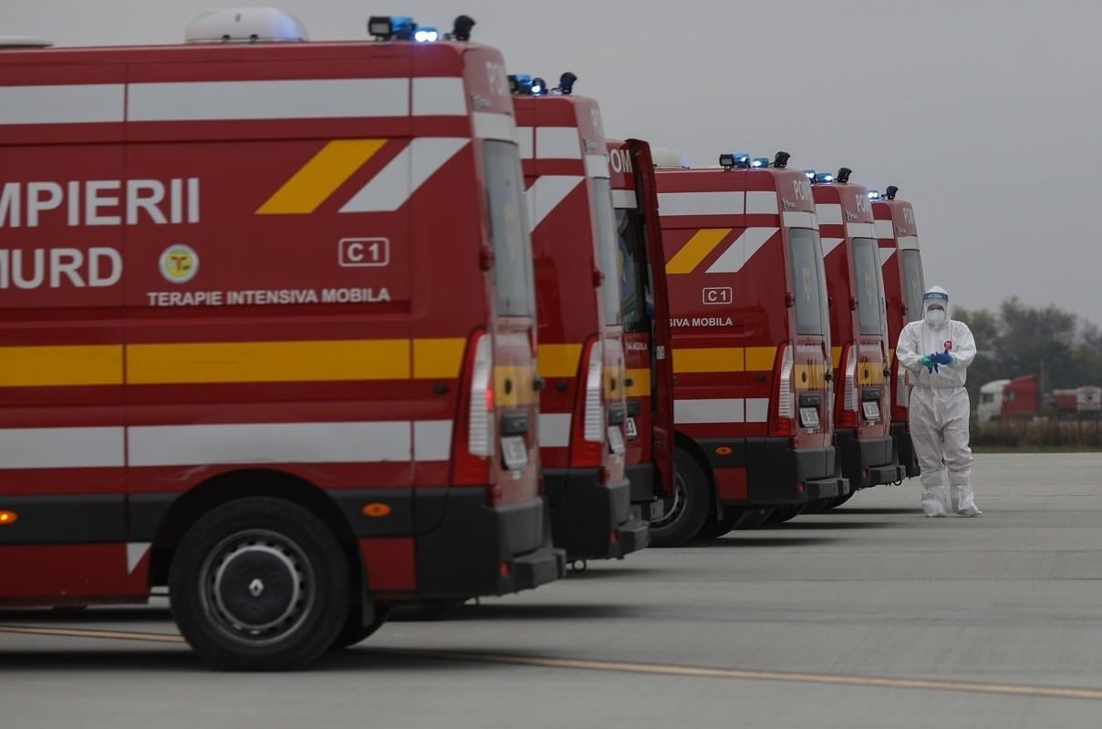 121 de ambulanțe vor fi distribuite în acest an, în timp ce alte 470 vor ajunge în județe până în iunie 2026, incluzând 64 pentru București-Ilfov, 23 pentru Constanța și câte 20 pentru Suceava, Iași și Timiș