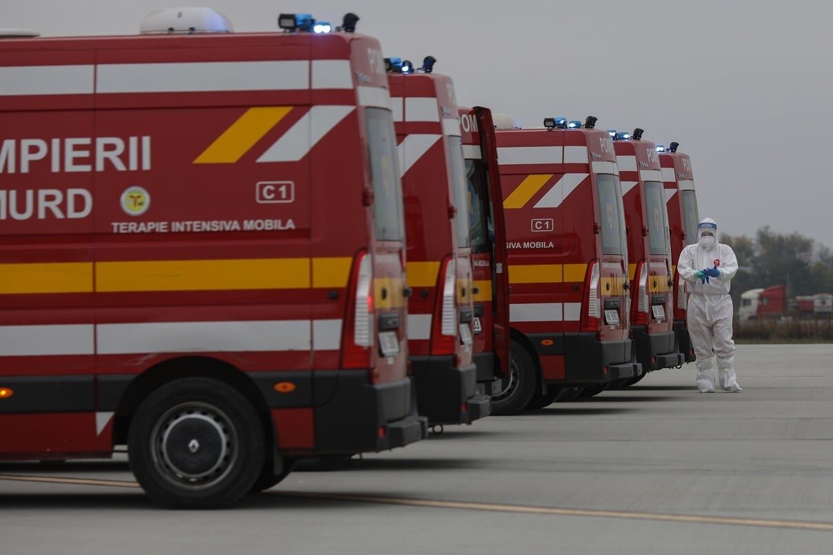 121 de ambulanțe vor fi distribuite în acest an, în timp ce alte 470 vor ajunge în județe până în iunie 2026, incluzând 64 pentru București-Ilfov, 23 pentru Constanța și câte 20 pentru Suceava, Iași și Timiș