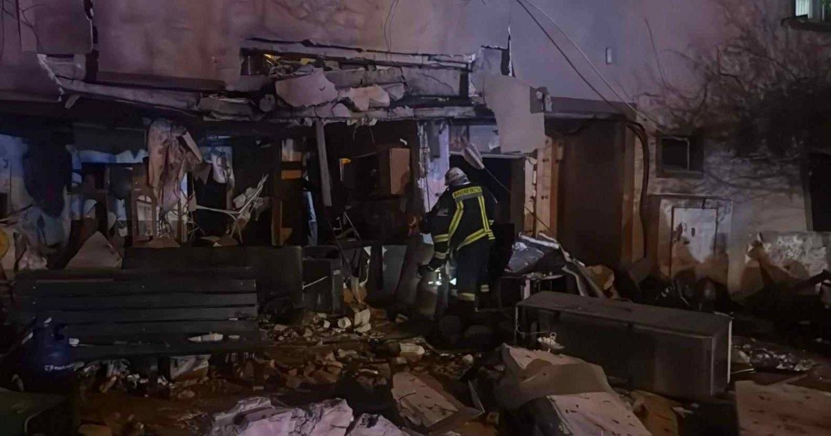 [ad_1] O explozie puternică a avut loc marți, 25 noiembrie, într-un apartament din Buftea, județul Ilfov, provocând răni grave și panică în rândul locuitorilor