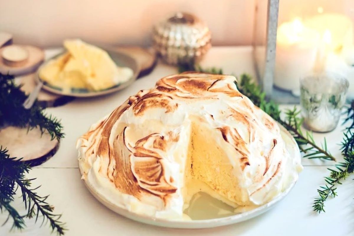 Omeletta norvegiană: desertul spectaculos cu bezea flambată deasupra și înghețată inalterabilă, cunoscut în America ca „baked Alaska”
