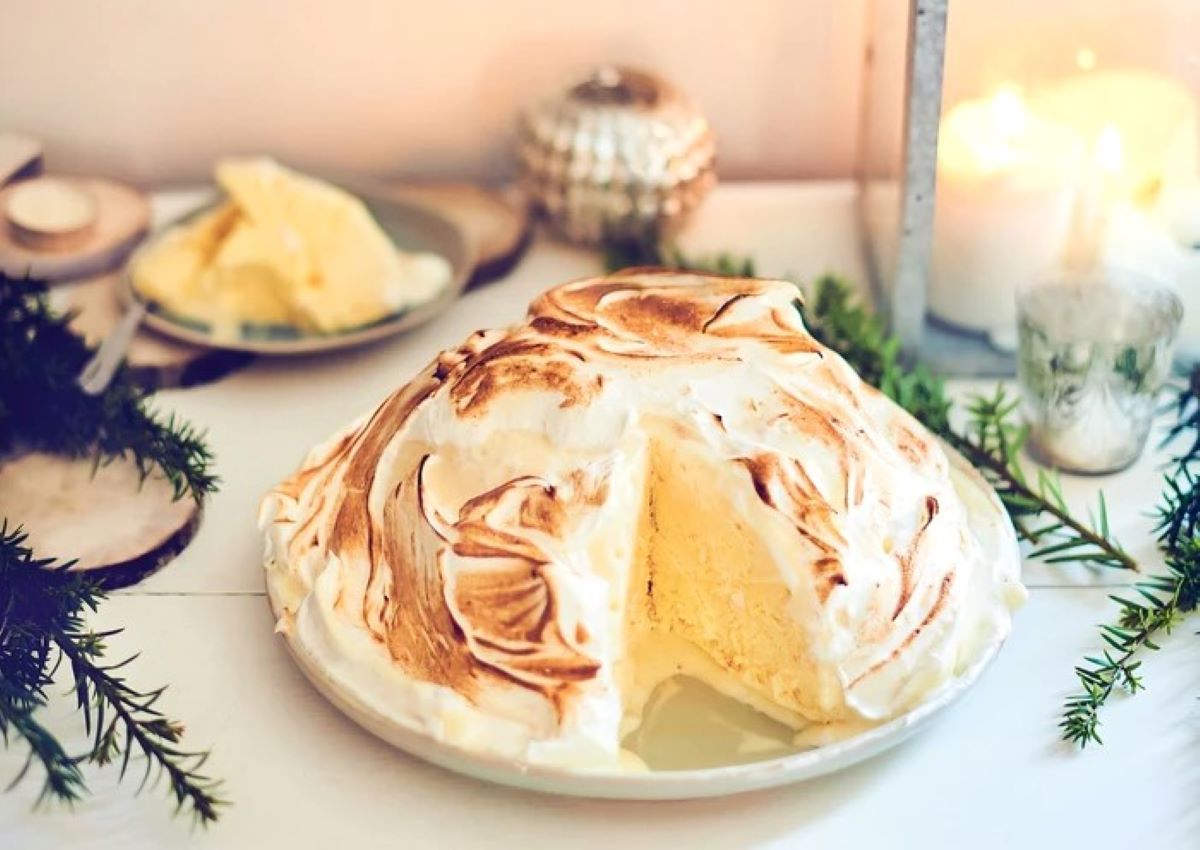 Omeletta norvegiană: desertul spectaculos cu bezea flambată deasupra și înghețată inalterabilă, cunoscut în America ca „baked Alaska”