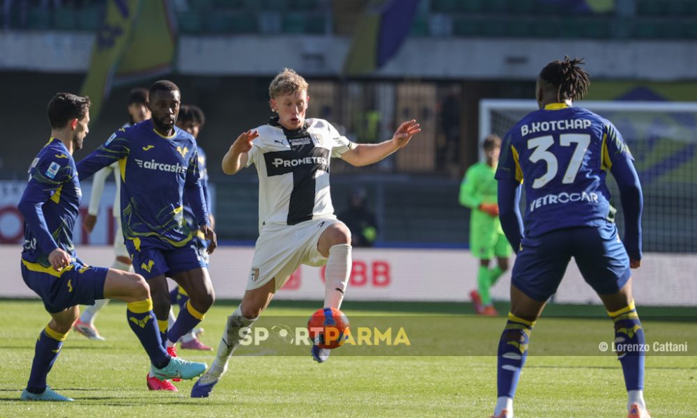 Hellas Verona Parma 1 2 12a giornata Serie A 2025 2026 Olver Sorensen in mezzo ai giocatori scaligeri