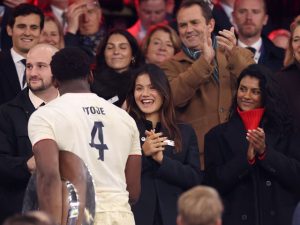 Englezii au descoperit identitatea bărbatului din apartamentul Emmei Răducanu.