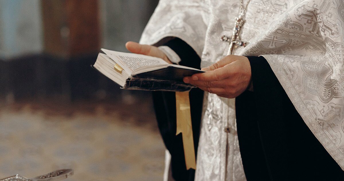 Sărbătoarea Intrării Maicii Domnului în Biserică 2025: Interpretarea preotului asupra semnificației acestei zile, evidențiate cu cruce roșie în calendarul ortodox.
