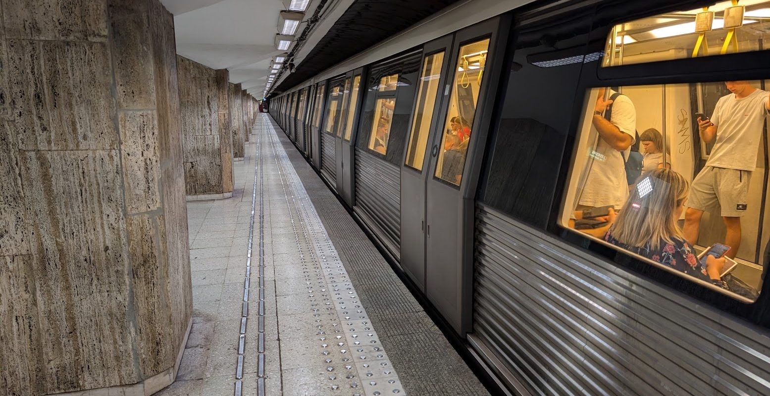 Interviu video: Candidatul USR Cătălin Drulă explică de ce nu susține metroul spre Aeroportul Otopeni, afirmând că guvernul nu are fonduri pentru acest proiect și că, dacă el nu devine primar, navigarea până la aeroport s-ar putea întârzia cel puțin opt ani; propune integrarea metroului cu sistemul STB dacă va fi ales.
