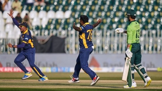 Pakistan vs Sri Lanka 1st ODI LIVE: Babar Azam și Fakhar Zaman revitalizează echipa PAK, dar trebuie să fie mai agresivi.