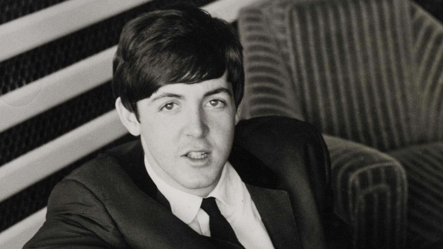 [ad_1] Recent, Paul McCartney a atras din nou atenția asupra impactului tehnologiei asupra industriei muzicale prin lansarea unei melodii fără sunet, o inițiativă care face parte dintr-o campanie globală pentru protejarea creațiilor muzicale în fața utilizării neautorizate de către sistemele de inteligență artificială (AI)