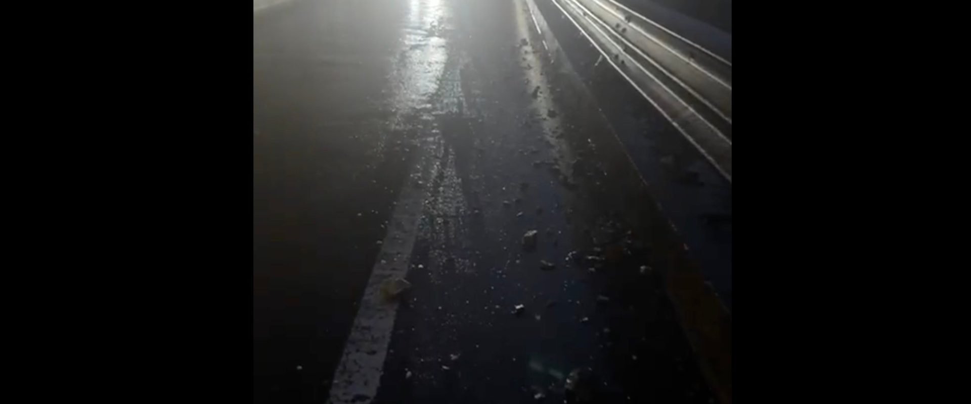 [ad_1] Pe DN 7, în zona localității Boița, traficul se desfășoară alternativ, pe un singur sens, după ce mai multe pietre de pe versant au căzut pe carosabil