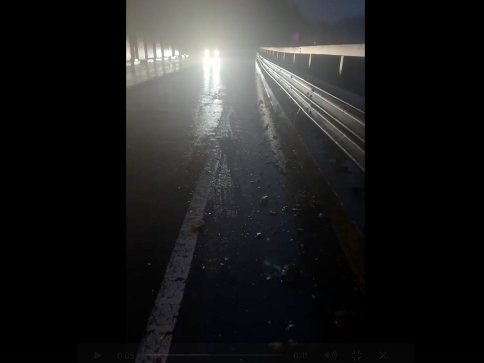 [ad_1] Pe DN 7, în zona localității Boița, traficul se desfășoară alternativ, pe un singur sens, după ce mai multe pietre de pe versant au căzut pe carosabil