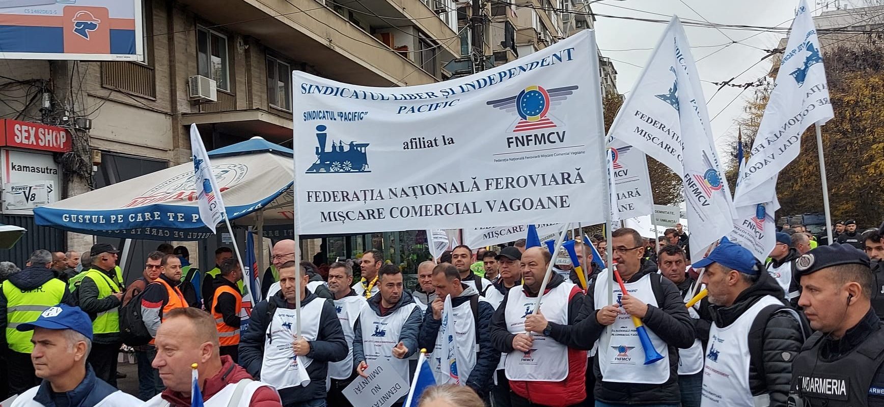 [ad_1] Mitingul ceferiștilor de miercuri, 12 noiembrie, a reunit un număr semnificativ de angajați de la CFR Călători și CFR SA, care au sosit din întreaga țară