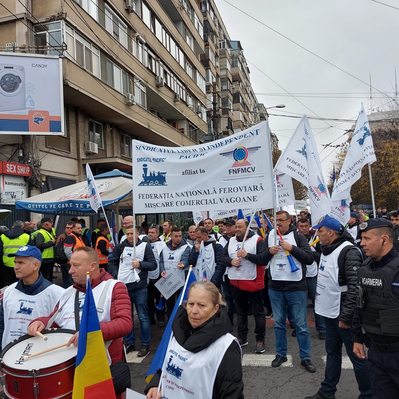 [ad_1] Mitingul ceferiștilor de miercuri, 12 noiembrie, a reunit un număr semnificativ de angajați de la CFR Călători și CFR SA, care au sosit din întreaga țară