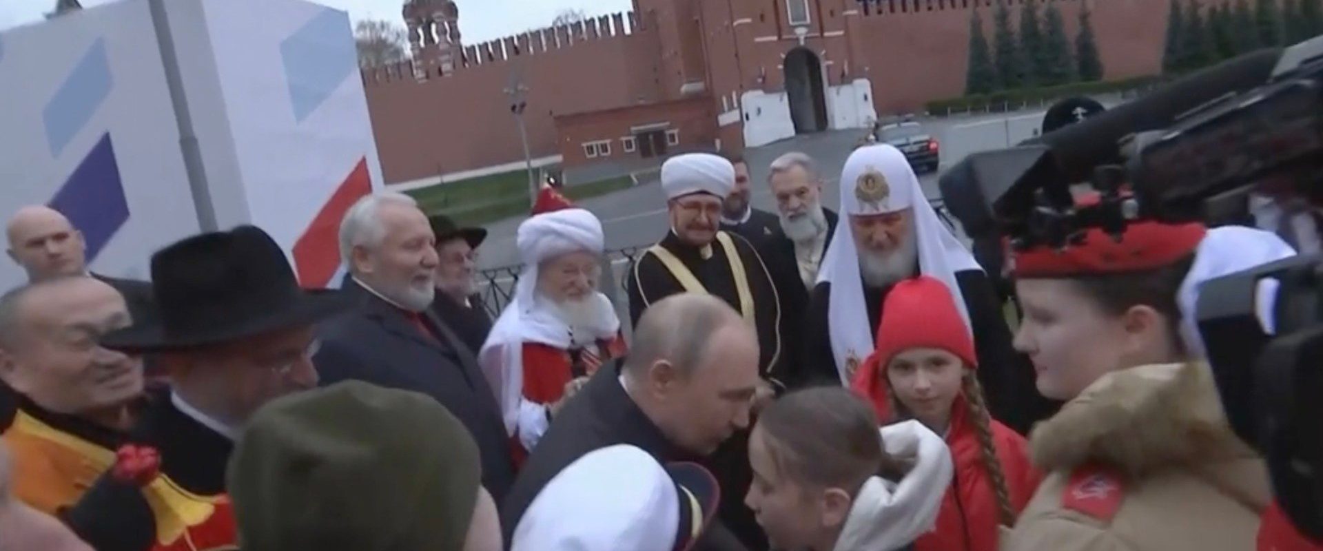 Un copil de 11 ani îl confrontă pe Putin în Piața Roșie, cerând explicații despre tratamentul acordat unchiului său rănit în conflictul din Ucraina