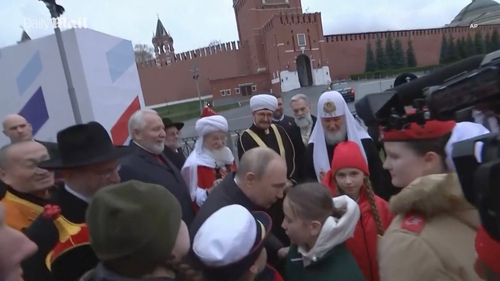 Un copil de 11 ani îl confrontă pe Putin în Piața Roșie, cerând explicații despre tratamentul acordat unchiului său rănit în conflictul din Ucraina