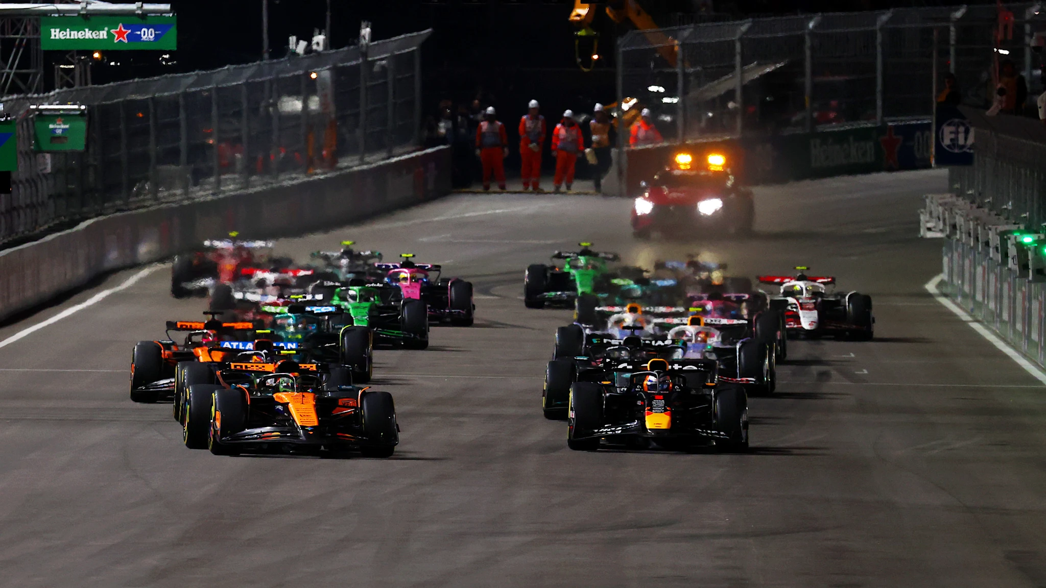 Rememorează momentele cheie ale victoriei lui Max Verstappen în Marele Premiu de la Las Vegas.