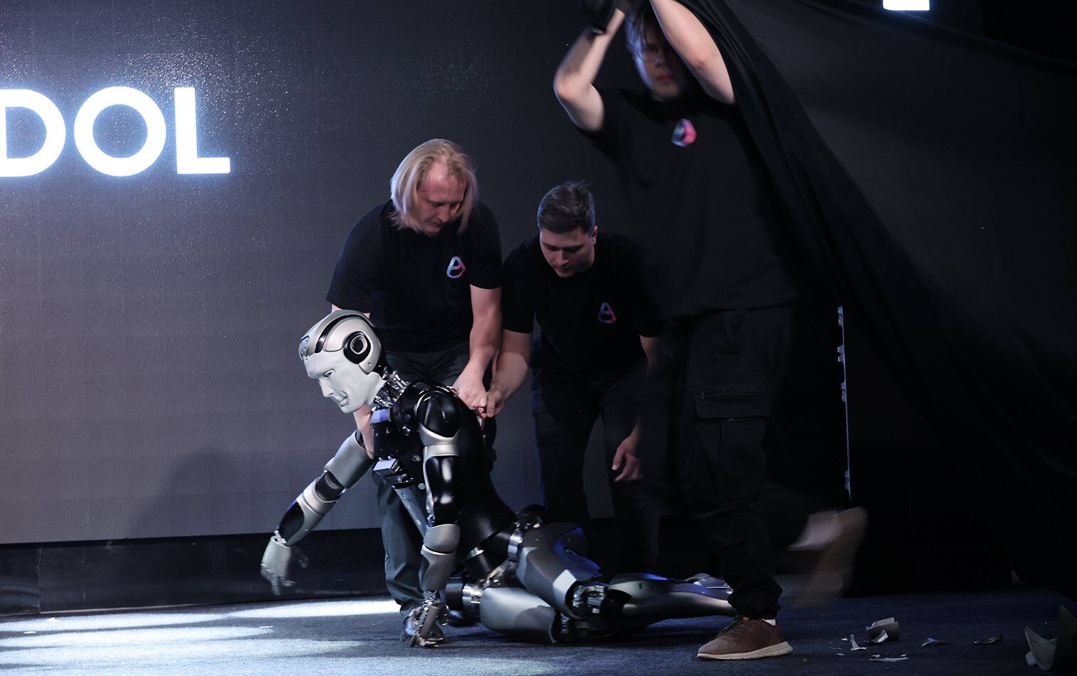 [ad_1] Un incident recent cu robotul umanoid AIDOL, dezvoltat de un startup rus, a atras atenția internațională asupra progresului și limitărilor în domeniul roboticii în contextul sancțiunilor economice și embargourilor tehnologice