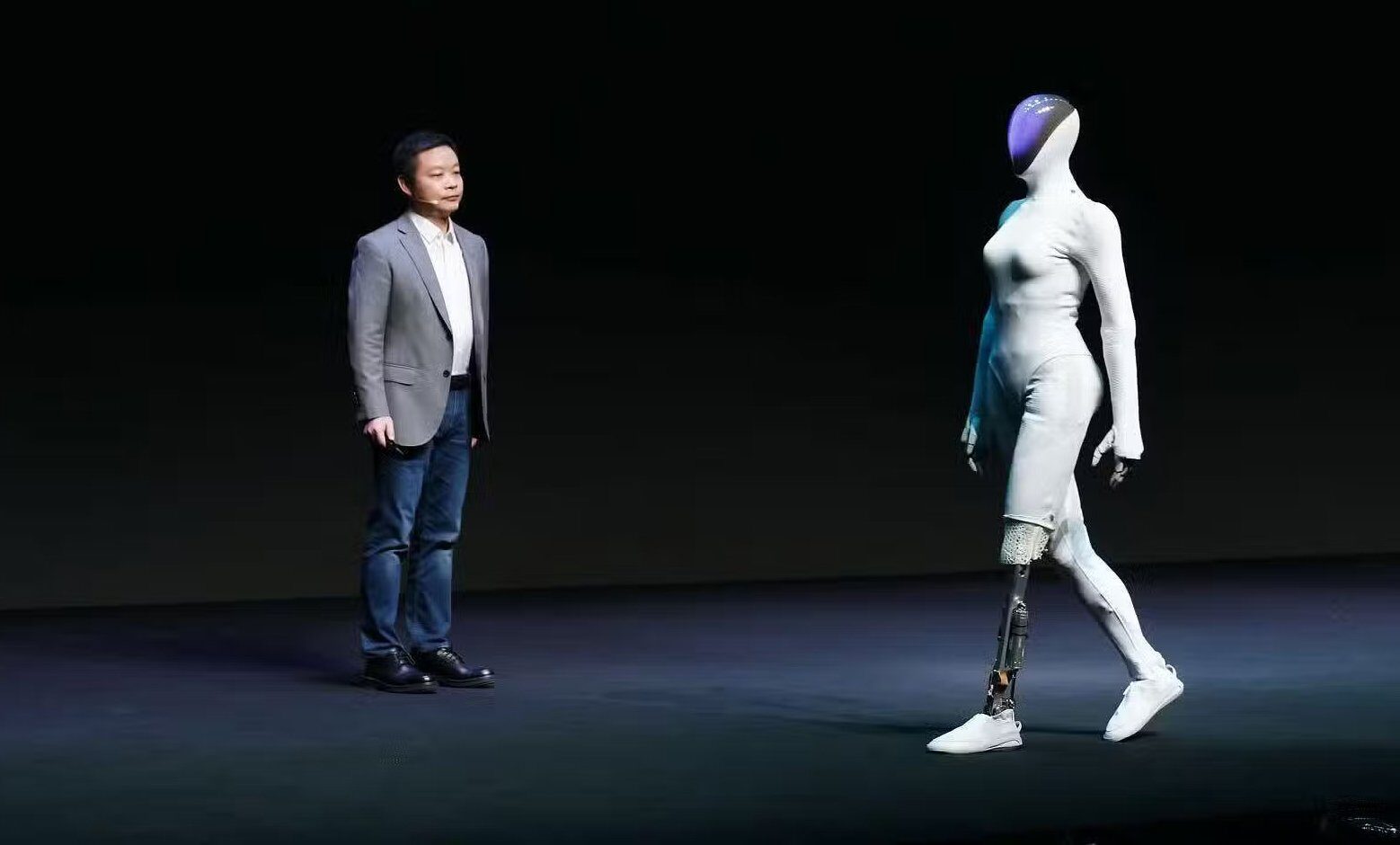 [ad_1] Compania chineză Xpeng a stârnit senzație în domeniul tehnologiei avansate după ce a prezentat la Guangzhou, în cadrul AI Day, un robot umanoid atât de realist încât a fost nevoie să fie „deschis” pe scenă pentru a demonstra că nu este o persoană în costum