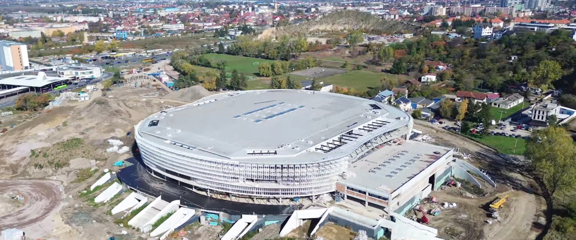 Progres în construcția noii săli polivalente de peste 11.200 de locuri din Brașov, finalizare în întârziere de peste un an, cu finanțare de peste 356,7 milioane de lei provenită din fonduri locale și naționale