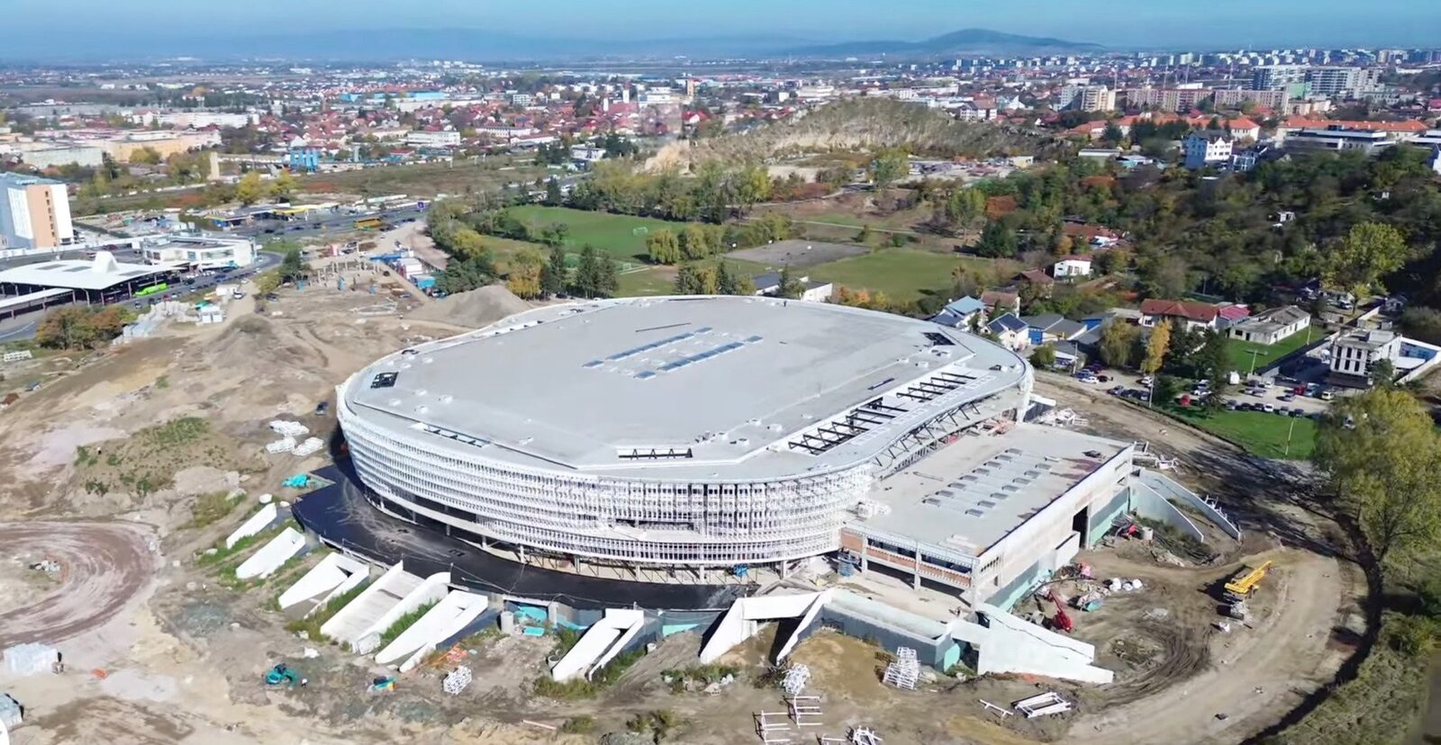 Progres în construcția noii săli polivalente de peste 11.200 de locuri din Brașov, finalizare în întârziere de peste un an, cu finanțare de peste 356,7 milioane de lei provenită din fonduri locale și naționale