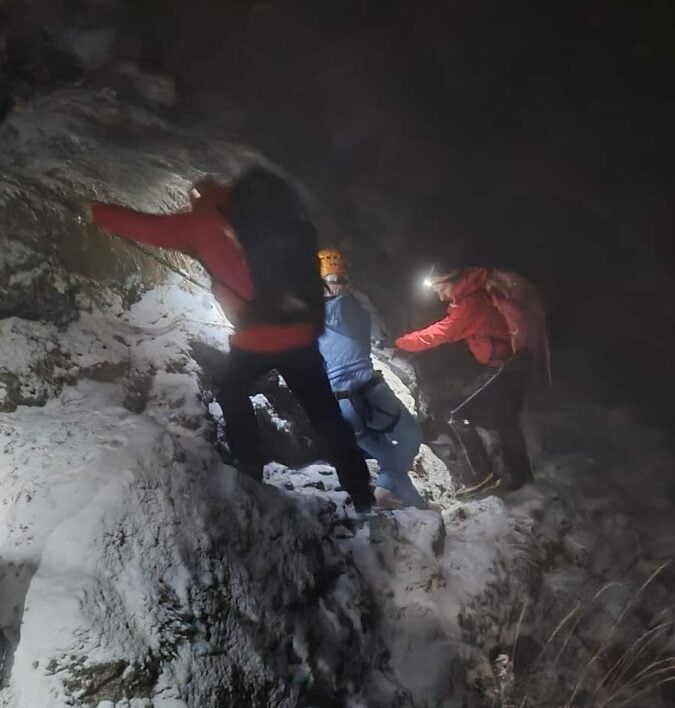 Doi excursioniști sfătuiți de salvamontiști să nu urce pe traseu din cauza echipamentului insuficiente, apoi au solicitat ajutor după câteva ore, fiind prinși în Munții Bucegi / „Nu intenționăm să criticăm sau să provocăm…”
