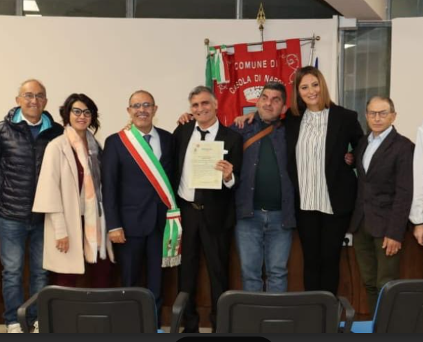 [ad_1] Recent, într-o ceremonie dedicată, comuna Casola di Napoli a decernat cetățenia onorifică artistului Angelo Iannelli