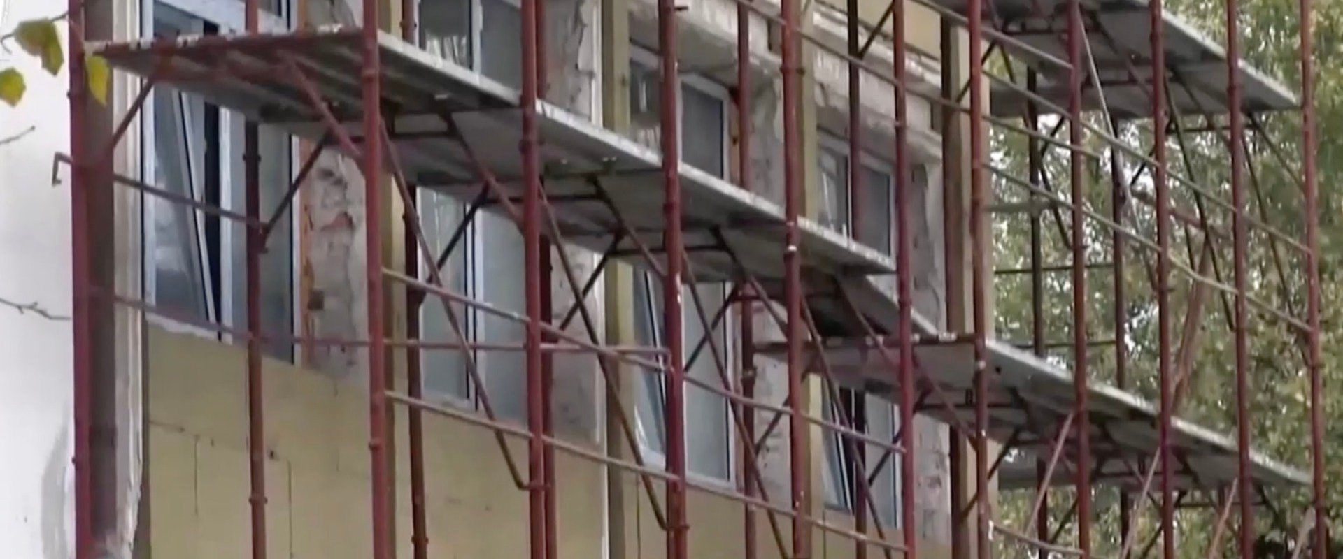 Video: Școală din Constanța, renovată cu fonduri europene, cu pereți umezi și echipamente lipsă, unde elevii învață îmbrăcați în haine groase