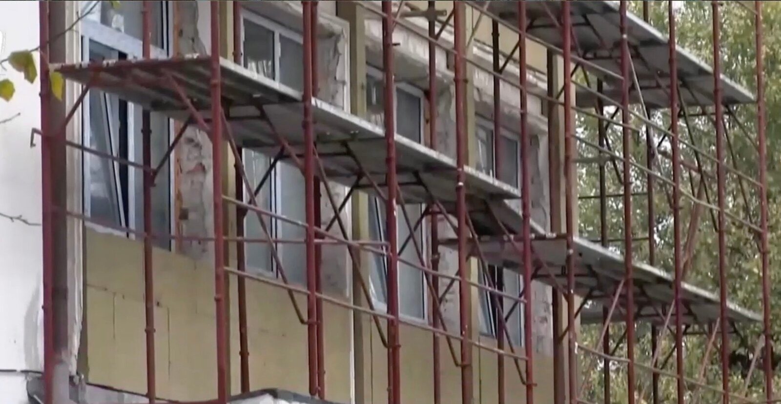 Video: Școală din Constanța, renovată cu fonduri europene, cu pereți umezi și echipamente lipsă, unde elevii învață îmbrăcați în haine groase