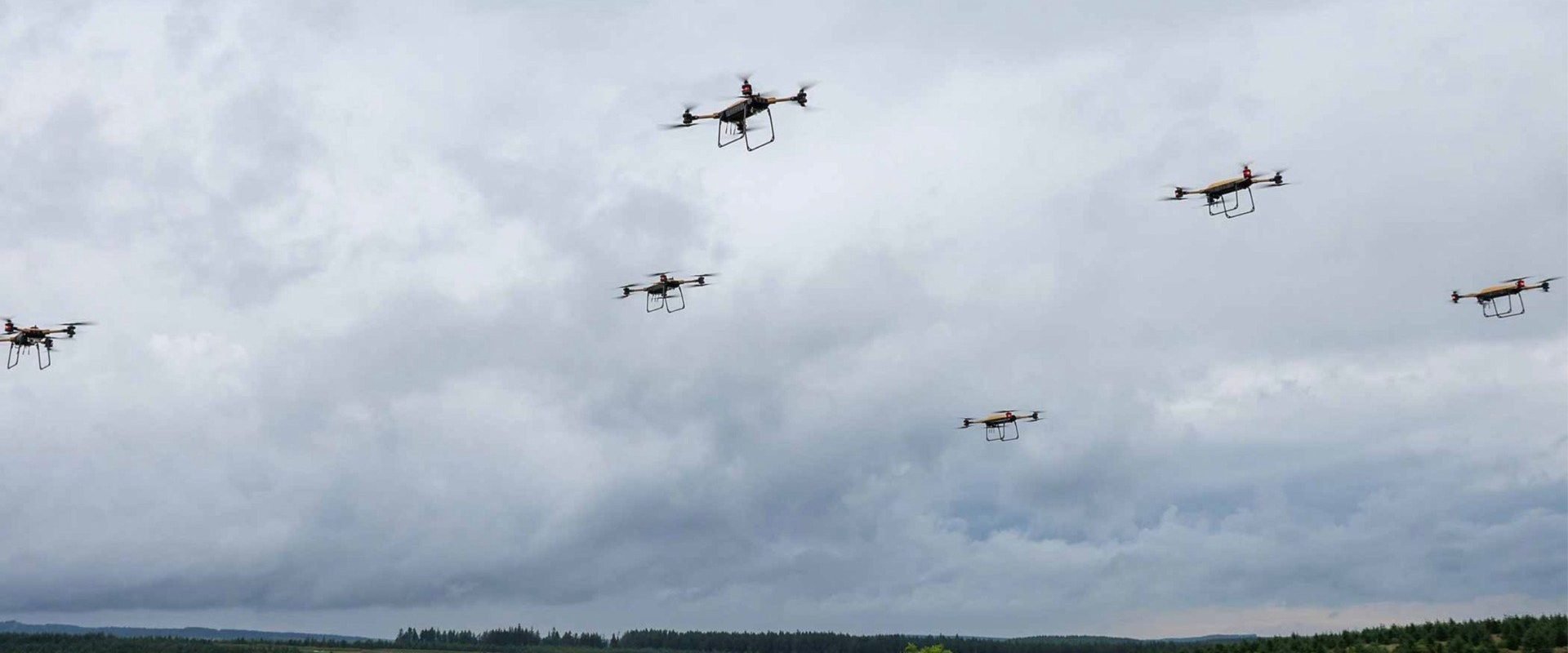 [ad_1] Traficul aerian la aeroportul din Eindhoven a fost oprit sâmbătă seara după ce au fost detectate mai multe drone zburând deasupra zonei, a anunțat ministrul olandez al Apărării, Ruben Brekelmans
