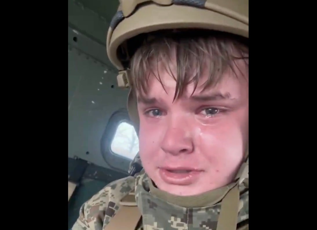 Imaginile cu militari ucraineni plângând sunt false