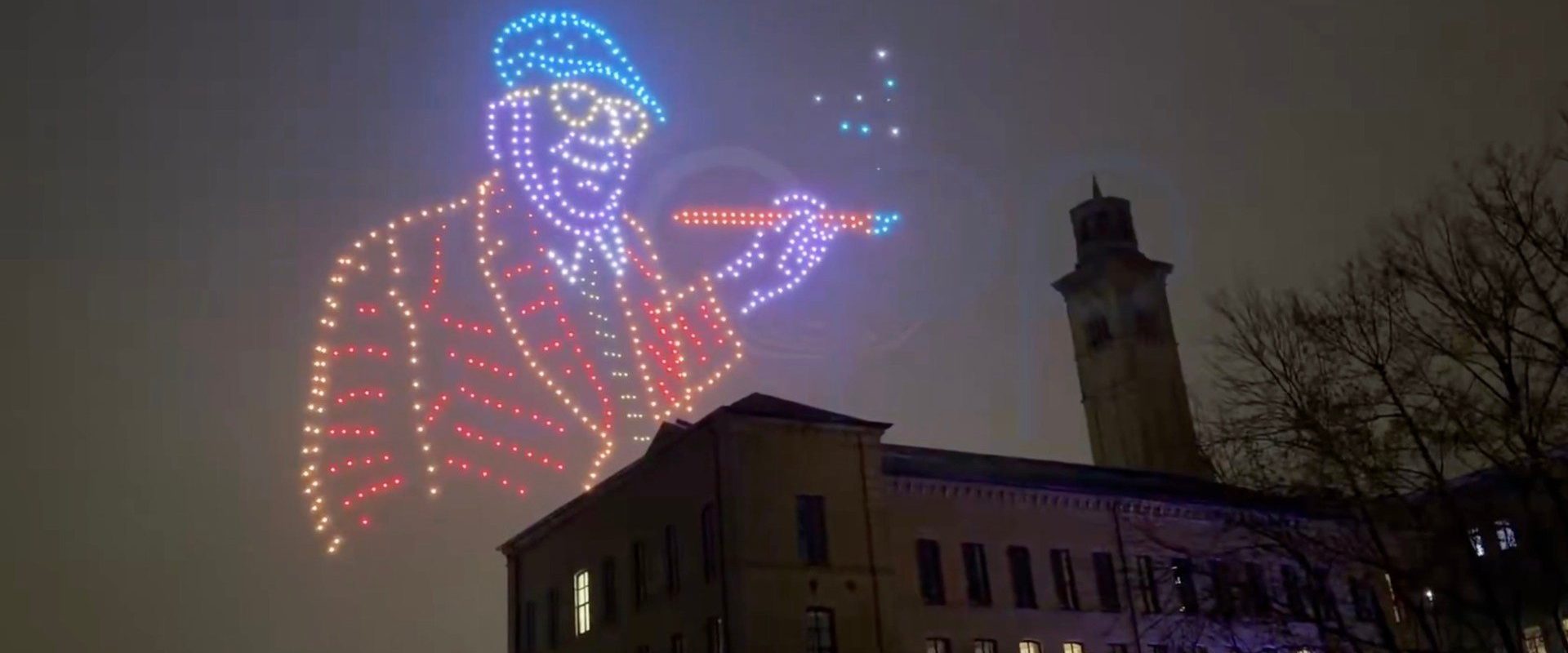 [ad_1] Un spectacol aerian impresionant a avut loc în Bradford, orașul natal al pictorului englez David Hockney, unde peste 600 de drone dotate cu lumini LED au recreat pe cer cele mai faimoase opere ale artistului