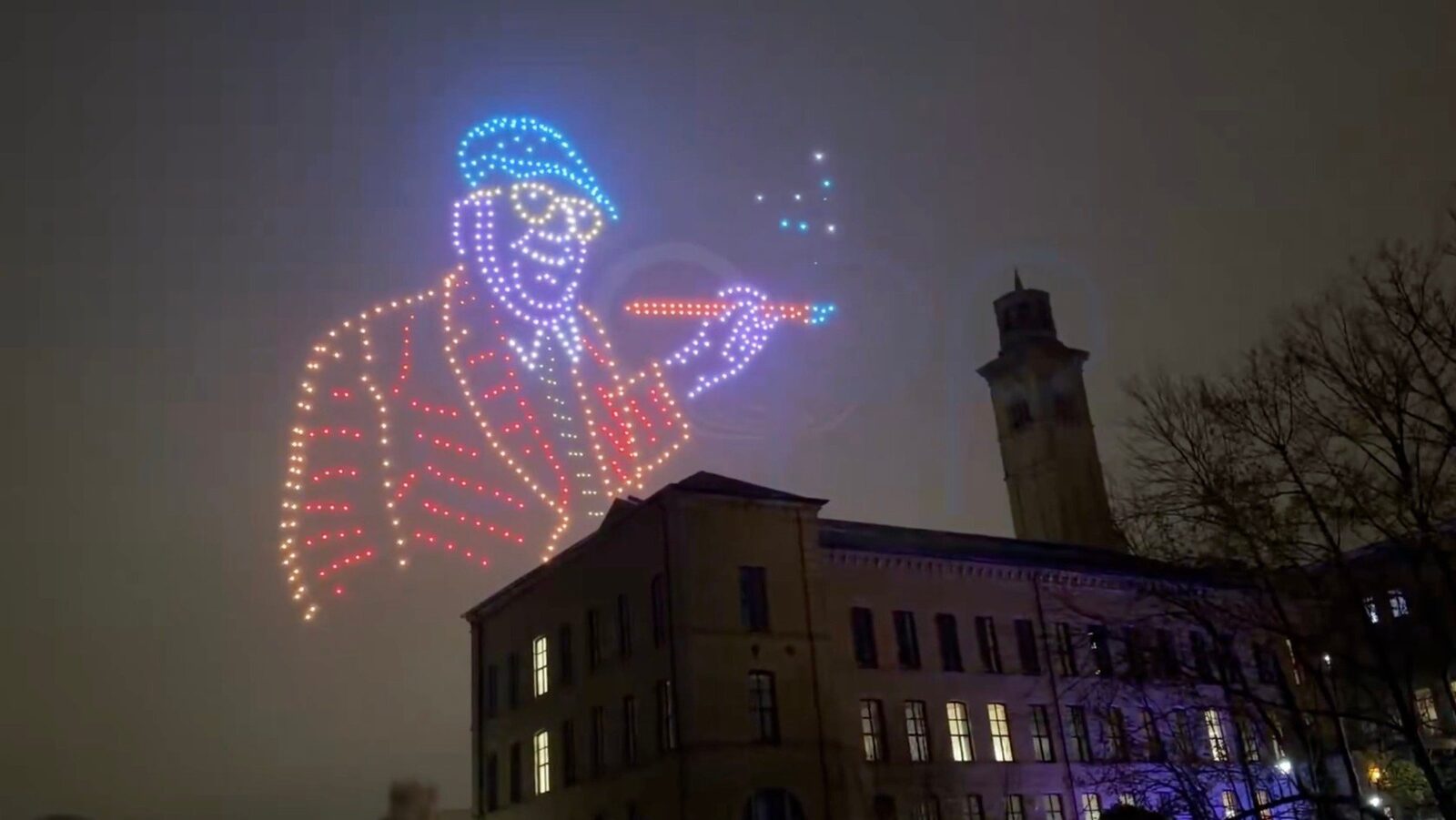 [ad_1] Un spectacol aerian impresionant a avut loc în Bradford, orașul natal al pictorului englez David Hockney, unde peste 600 de drone dotate cu lumini LED au recreat pe cer cele mai faimoase opere ale artistului