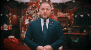 Crăciun decorat cu bani de la bugetul public | Primăria Sectorului 2 a închiriat grafice luminoase LED de 10 metri pentru sărbători, plătind 1.500 de lei. Contractul de 50.000 de euro a fost atribuit direct unei societăți cu sediul în Cipru, controlată de un offshore.