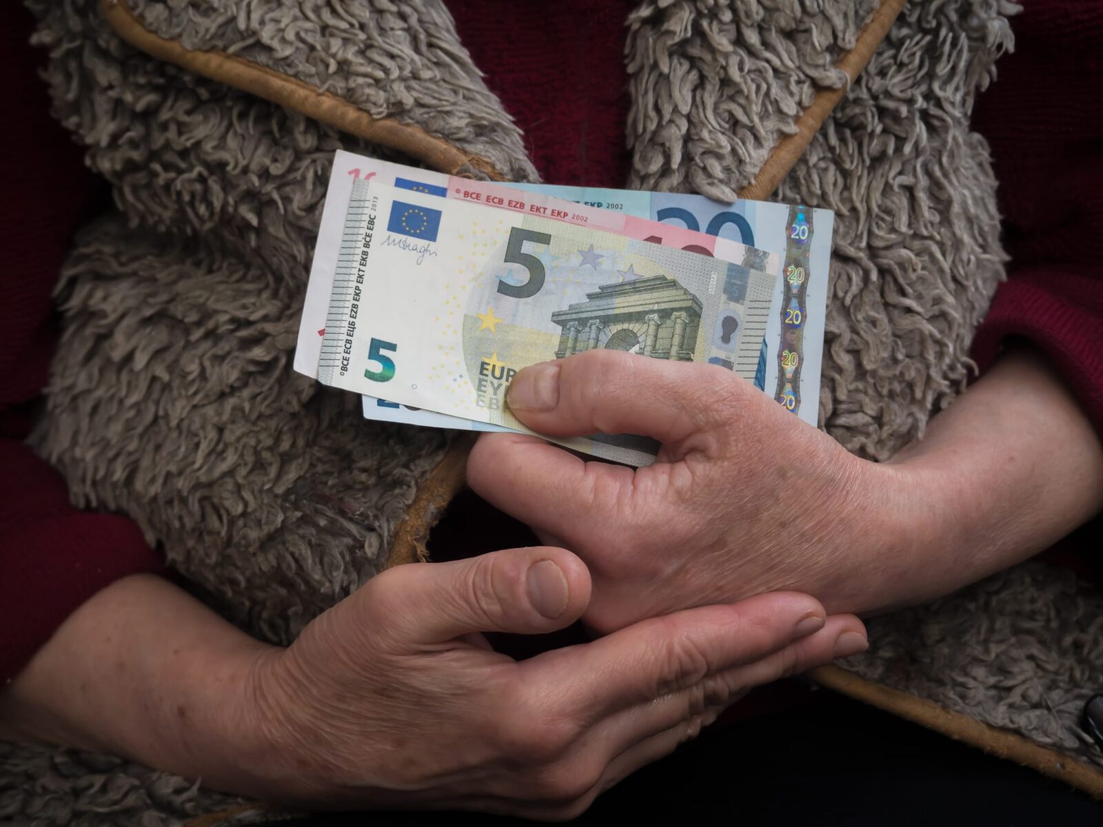 Sprijin financiar de 50.000 euro pentru micii fermieri! Termen pentru cereri!