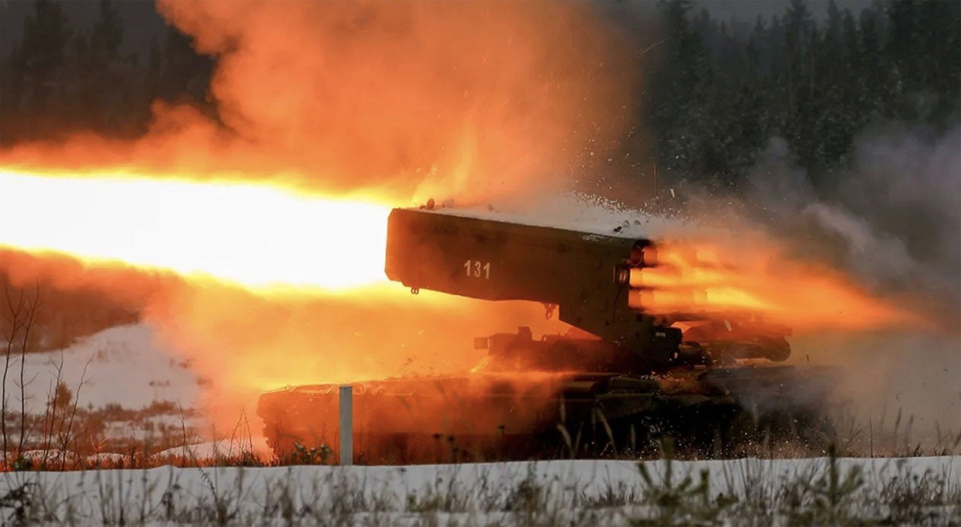 Rusia trage în luptă noul sistem de aruncare a flăcărilor TOS-1A, care poate elimina drone de pe suprafețe de zeci de mii de metri pătrați într-o singură acțiune