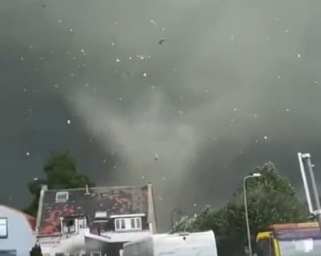 Video: Tornadă violentă ce a doborât copaci și a avariat construcții din beton în Brazilia, cu viteze de vânt cuprinse între 180 și 250 km/h într-un oraș de provincie