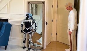 Robotul menajer provoacă haos în bucătărie și se izbește de oglinzi, deși costă 70.000 de euro