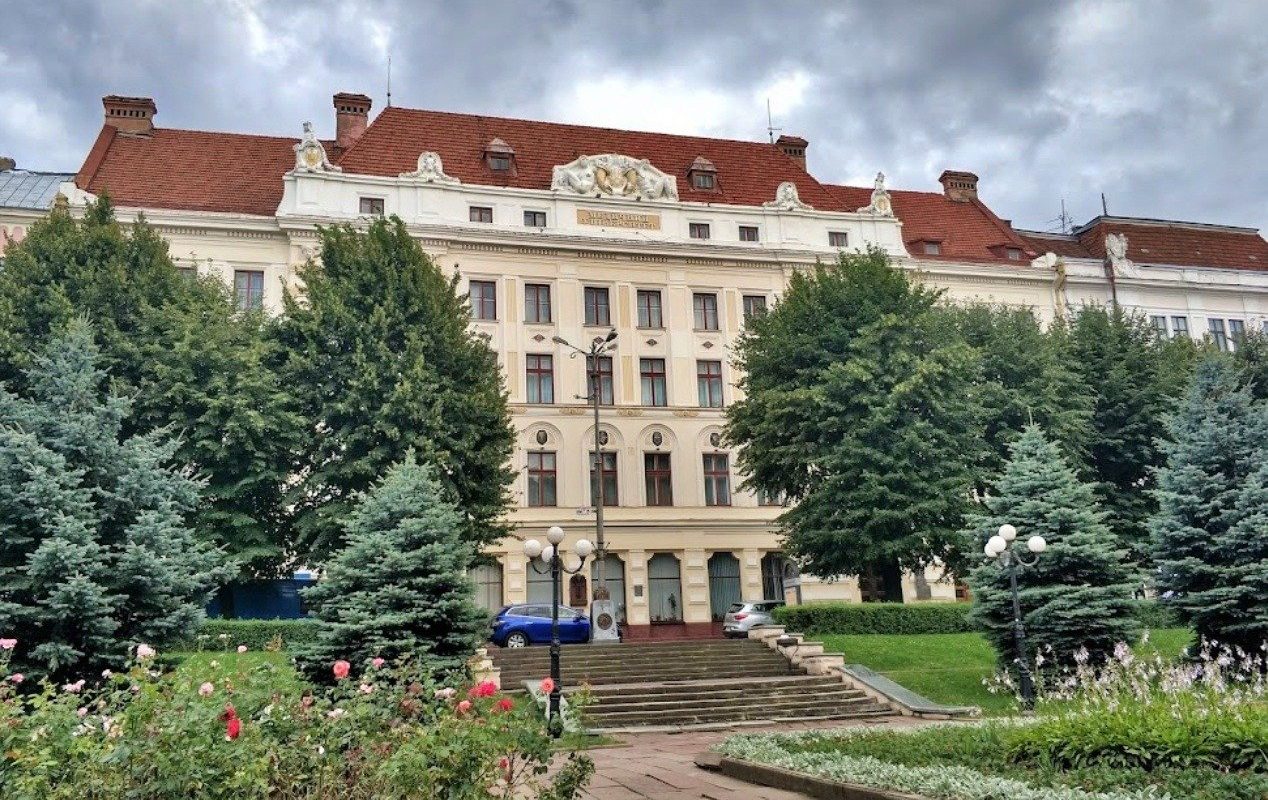 Miniștrii Educației din România și Ucraina înființează un comitet de colaborare pentru promovarea învățământului în limba maternă; comunitatea românească din Ucraina solicită constant accesul la sistemul de educație.