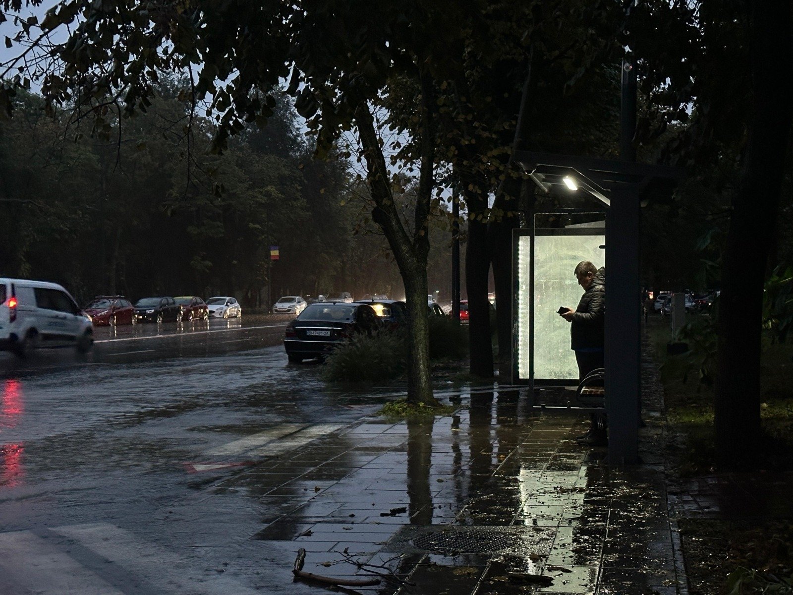 Anunțuri meteorologice: precipitații abundente și vânturi puternice până duminică dimineața, cu lapoviță și zăpadă la munte și un cod galben pentru regiunile Mehedinți și Gorj