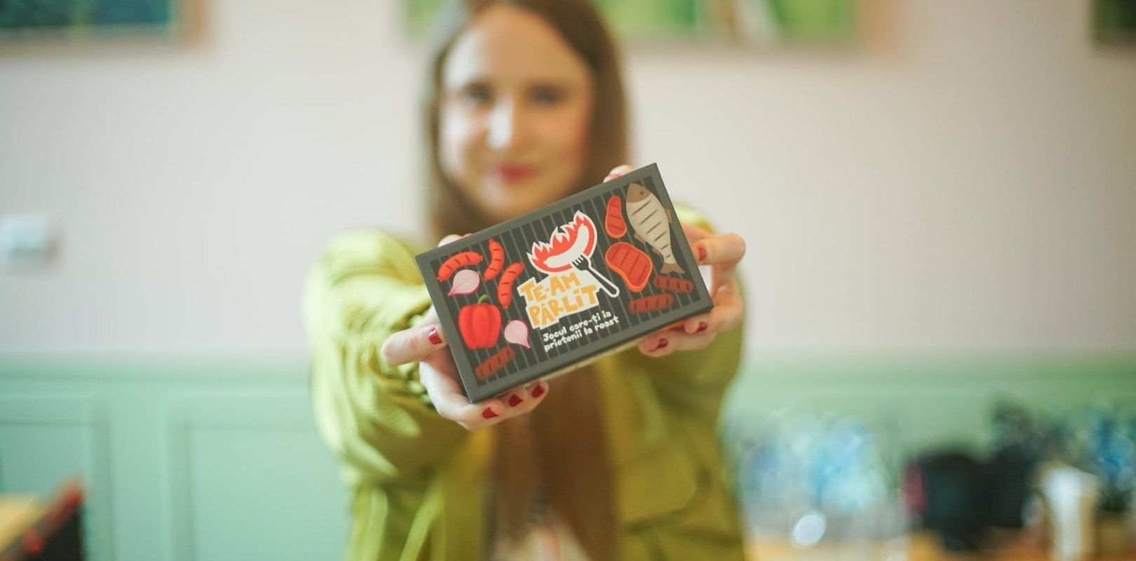 Interviu: Cum a inspirat masa românească un joc de roast – Povestea Dianei Duca, creatorul „Te-am pârlit”, despre tradiția românească de a savura glume îndrăznețe la masă