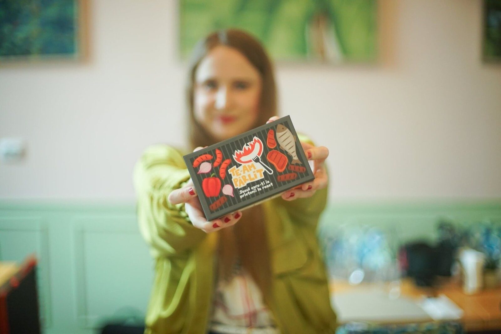 Interviu: Cum a inspirat masa românească un joc de roast – Povestea Dianei Duca, creatorul „Te-am pârlit”, despre tradiția românească de a savura glume îndrăznețe la masă