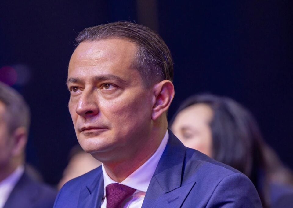 [ad_1] Daniel Băluță s-a născut în data de 14 ianuarie 1977 în București, este căsătorit și are un copil