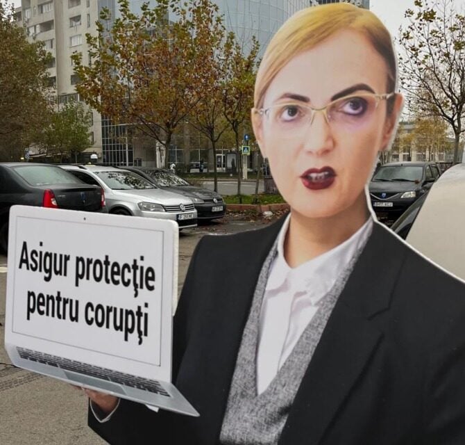 Imagini din protestul „Ce face Lia cu Justiția din România?” organizat de grupuri civice, în replică la poziția Consiliului Superior al Magistraturii: Criticile aduse instituțiilor publice și oficialilor de autoritate sunt normale într-o societate democratică și nu reprezintă subminarea sistemului judiciar