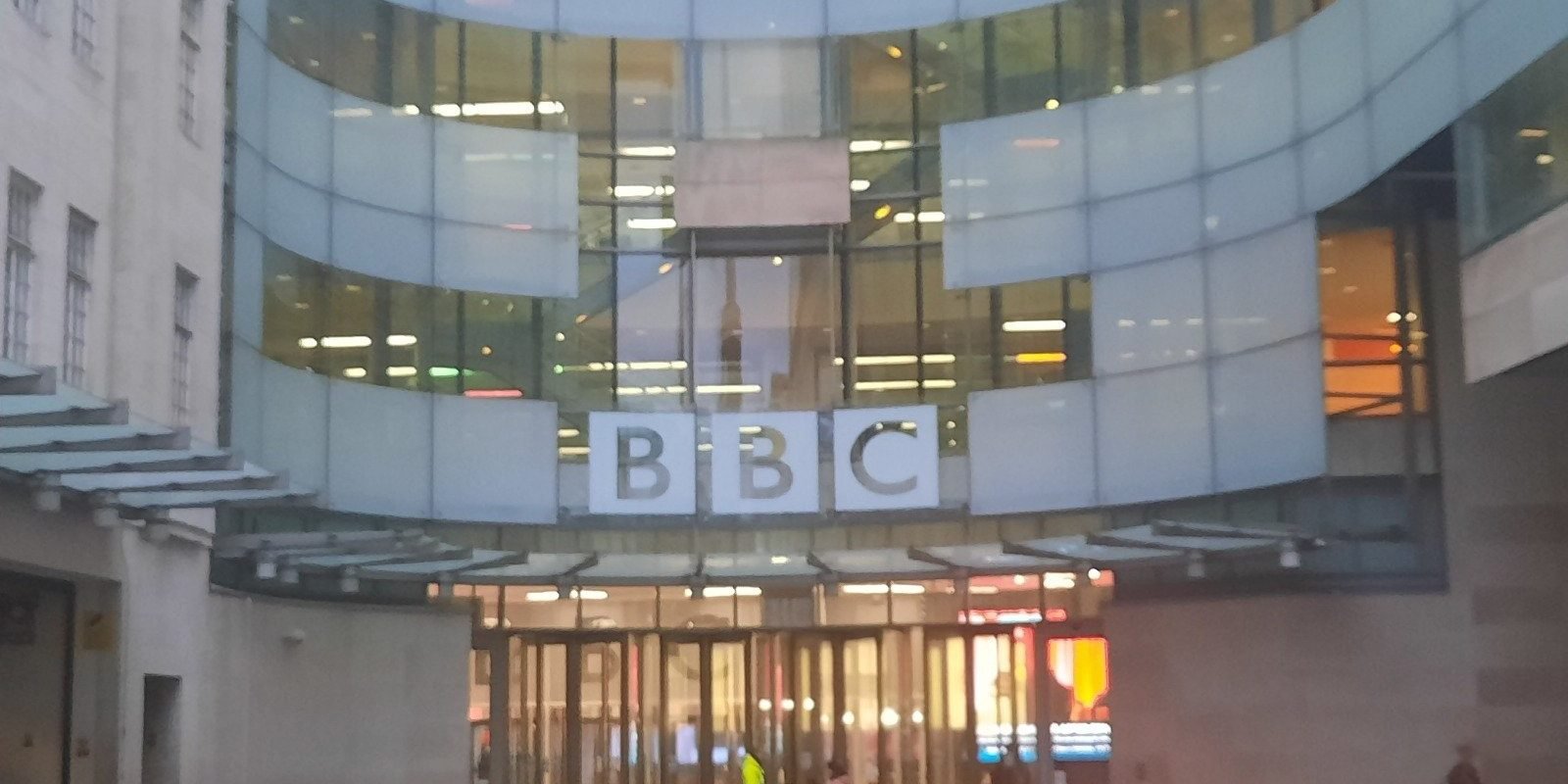 Trump își menține acțiunea împotriva BBC: trei specialiști analizează motivele posibile pentru care s-ar putea confrunta cu obstacole în obținerea unei victorii