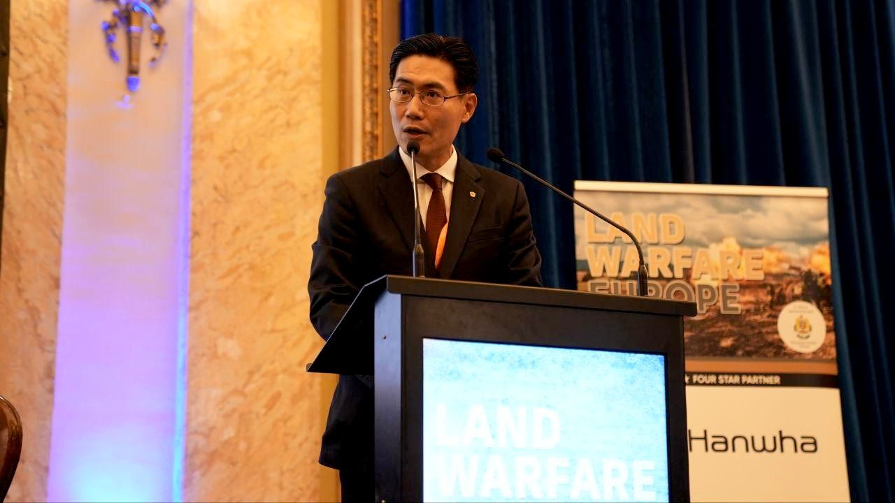 Interviu exclusiv cu Peter Bae, director general al Hanwha Aerospace România, despre contractul de 3 miliarde de euro pentru echipamente de luptă: Oferim un transfer de tehnologie fără precedent – 70% din proiect poate fi produs local și livrările se vor finaliza până în 2030 / Alegerea vehiculului Lynx implică o dependență de un lanț logistic situat în Ungaria
