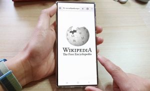 Wikipedia solicită companiilor de AI să plătească pentru conținut și să oprească scraping-ul