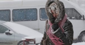 Ninsori și ploi avizate în București și 13 județe; zăpadă în Rânca, șoselele sunt curățate.