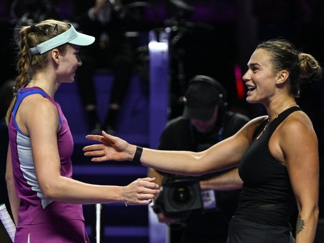 Video | Aryna Sabalenka înfruntă o înfrângere în finala Turneului Campioanelor 2025, 3-6, 6-7 contra Elenei Rybakina.