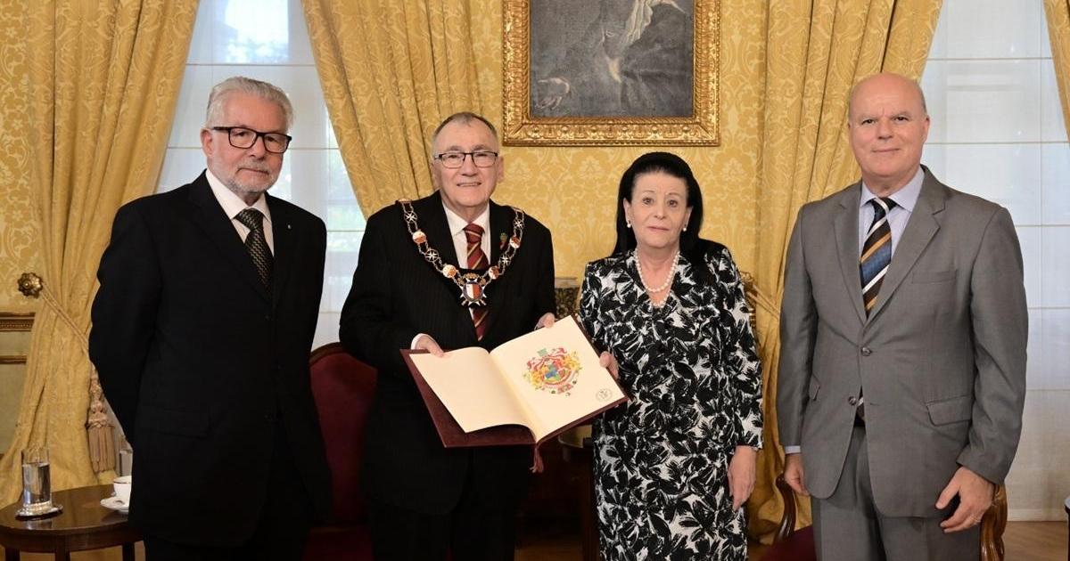 Președintelui i-a fost prezentat blazonul personal.