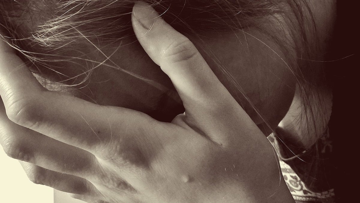 Doi indivizi arestați pentru exploatarea sexuală a patru victime în România și în străinătate, printre care o tânără de 23 de ani care s-a sinucis în Austria după luni de supunere