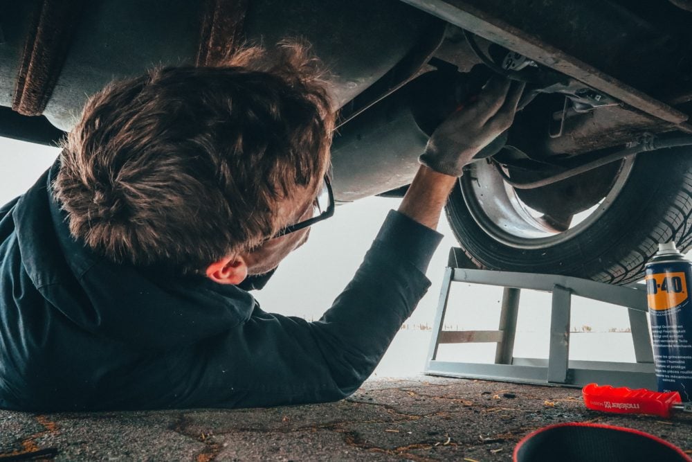 Profesor de la Facultatea de Mecanică din Iași explică ce trebuie verificat înainte de achiziționarea unui automobil second-hand și modul în care se falsifică kilometrajul, menționând că pentru vehiculele mai vechi este suficientă reprogramarea memoriei din calculatorul de bord